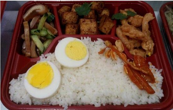 我國(guó)快餐行業(yè)起步晚，發(fā)展快，綠色食品將更為人們所重視?