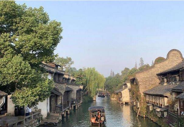 2017年，中國數(shù)字經(jīng)濟(jì)總量達(dá)27.2萬億元，數(shù)字經(jīng)濟(jì)對GDP增長貢獻(xiàn)率達(dá)55%