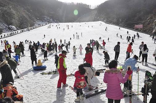 2017-2018冰雪季，我國冰雪旅游人數(shù)達(dá)到1.97億人次，冰雪旅游收入約3300億元