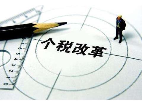 11月份，全國(guó)一般公共預(yù)算收入10775億元，同比下降5.4%，支出16431億元，同比下降0.8%??